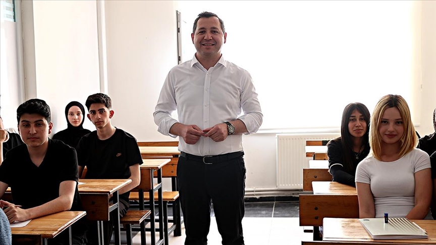 Öğrencilere İԲ kursu Belediye Başkanı tarafından veriliyor