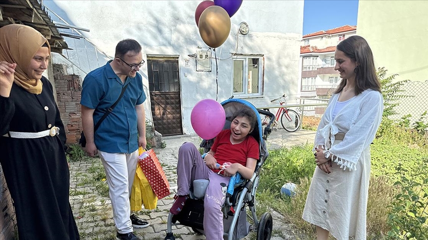 Üniversite öğrencisinden engelli çocuğa puset desteği