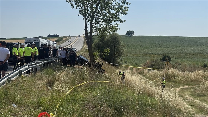Li Edirneyê otomobîlek li darê qelibî, 5 kes mirin û kesek birîndar bû
