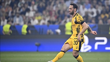 Milli futbolcu Hakan Çalhanoğlu'nun sağ bacağında zorlanma tespit edildi
