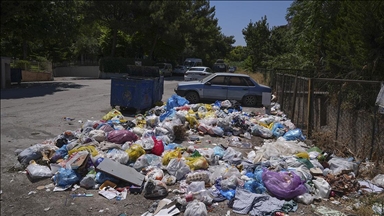 İ Buca'da 8 gündür süren "düzensiz maaş" eylemi nedeniyle çöp yığınları oluştu
