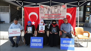 Muş'ta evlatlarına kavuşmak isteyen aileler, DEM Parti önündeki eylemlerini sürdürdü