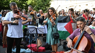 Muzikantët luajnë jashtë Teatrit të Operës në Milano për të treguar solidaritet me Palestinën