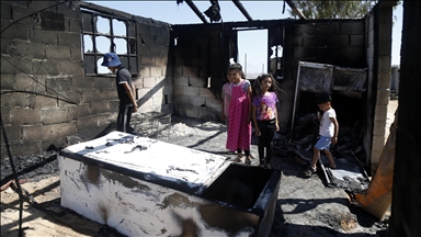 Kolonët izraelitë djegin një shtëpi palestineze në një fshat në Bregun Perëndimor