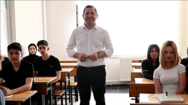 Öğrencilere İngilizce kursu Belediye Başkanı tarafından veriliyor 