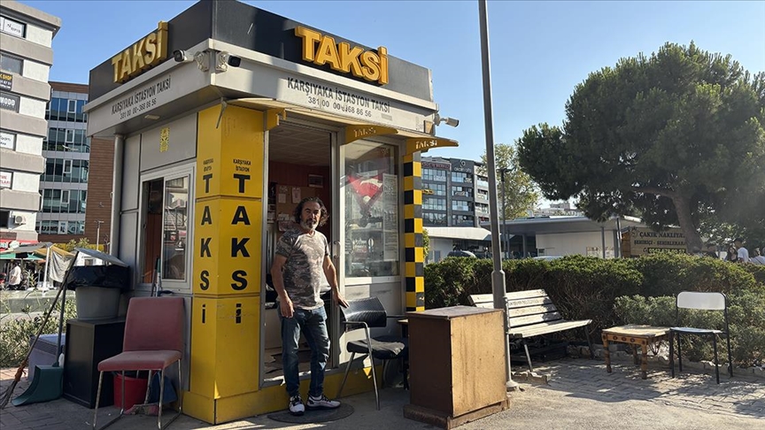İzmir'de taksi durağındaki iki arkadaşın aynı anda kalp krizi geçirmesi güvenlik kamerasında