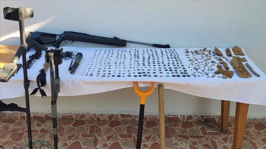 Tekirdağ'da bir evde tarihi eser niteliğinde 432 sikke ve obje ele geçirildi