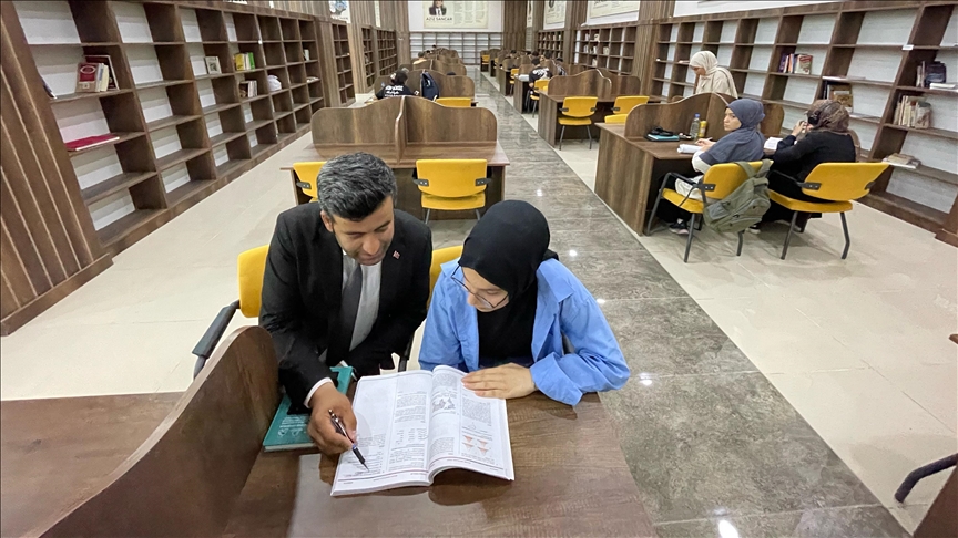 Muhtar, mahallesindeki öğrenciler ile AFAD'a gönüllü hizmet veriyor
