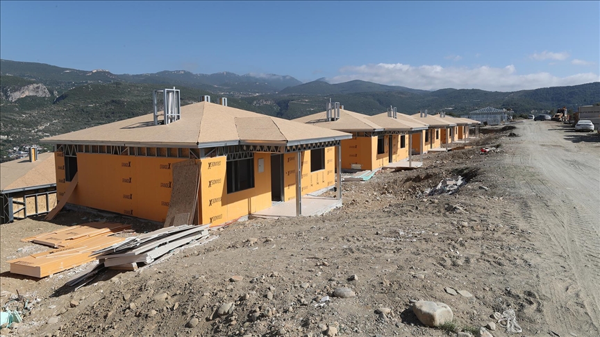 Hatay Defne'de kırsal afet konutlarının yapımı sürüyor