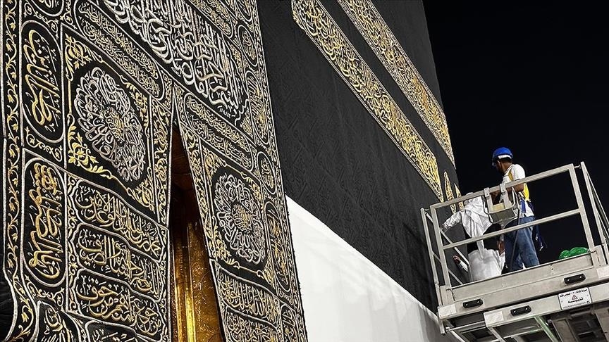 پرده کعبه همزمان با آغاز سال جدید قمری تعویض شد