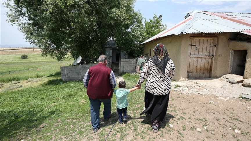 Muşlu çift, koruyucu aile olarak 30 yıl sonra evlat sevinci yaşadı