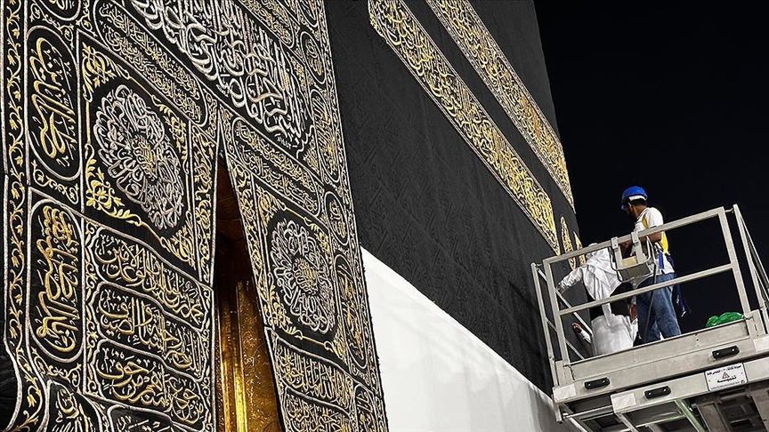 Kabe'nin örtüsü değiştirildi