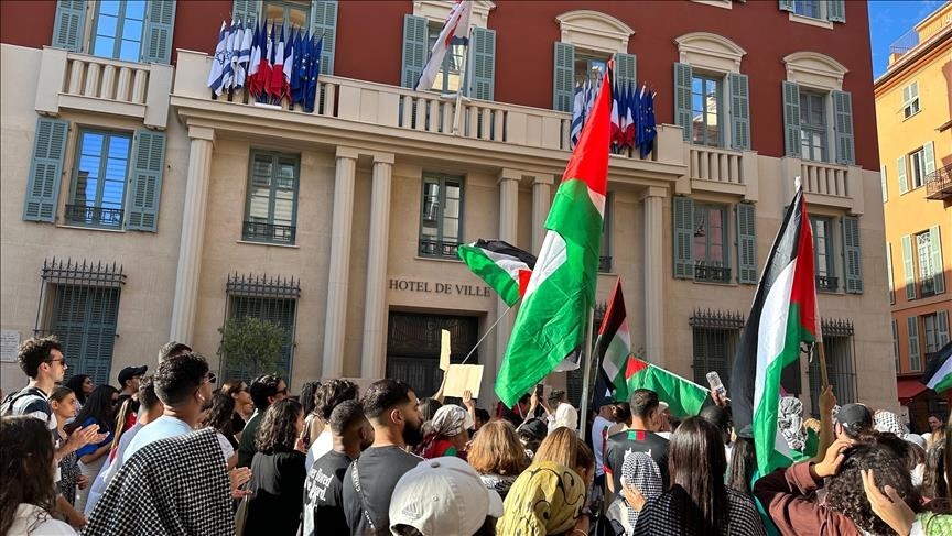 France : Estrosi procède au retrait des drapeaux israéliens hissés sur la façade de la mairie de Nice