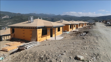 Hatay Defne'de kırsal afet konutlarının yapımı sürüyor