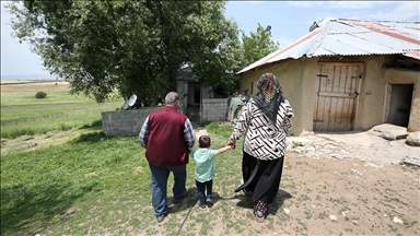 Muşlu çift, koruyucu aile olarak 30 yıl sonra evlat sevinci yaşadı