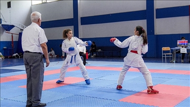 Önce karate sonra halay 