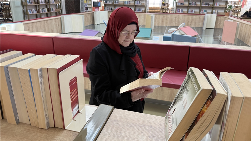 "Terapi gibi geliyor" dediği kitap okumaktan 57 yıldır kopamıyor