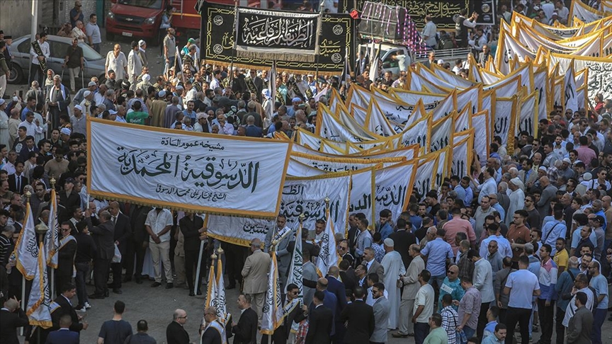 Mısırlı Müslümanlar, Hicri 1447 yılını Kahire sokaklarında zikir, ilahi ve yürüyüşlerle karşıladı