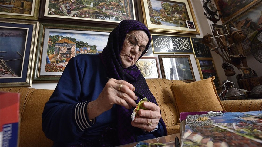70'inden sonra başladığı kağıt rölyef sanatında yaptığı eserler evini süslüyor