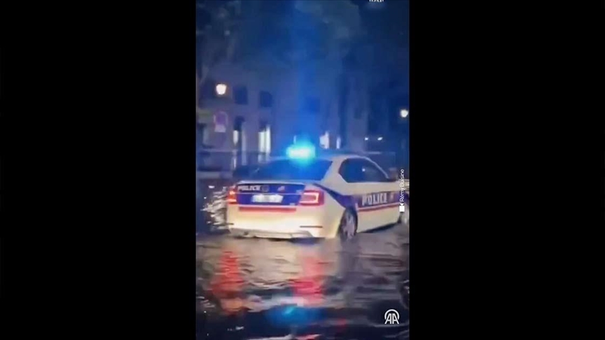 На поплавените улици во Париз полициско возило ја пушти познатата музика од филмот „Титаник“