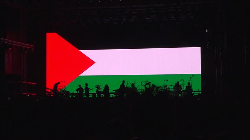 İngiliz grup Massive Attack, Sırbistan'daki konserinde Filistin'e destek mesajı verdi
