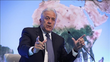 Former Greek foreign minister warns against using warships to block migrants