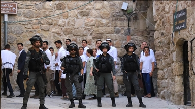 مستوطنون إسرائيليون يهاجمون تجمعين فلسطينيين بالضفة الغربية