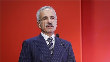 وزير النقل التركي يعلن استئناف الرحلات الجوية "جزئيا" مع إيران