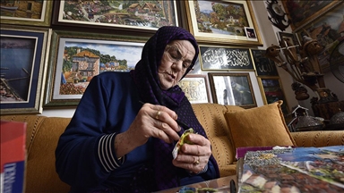 70'inden sonra başladığı kağıt rölyef sanatında yaptığı eserler evini süslüyor
