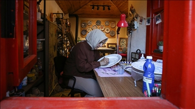 İznik çinisine sevdasıyla 50 yaşında bu sanatın diplomalı ustası oldu