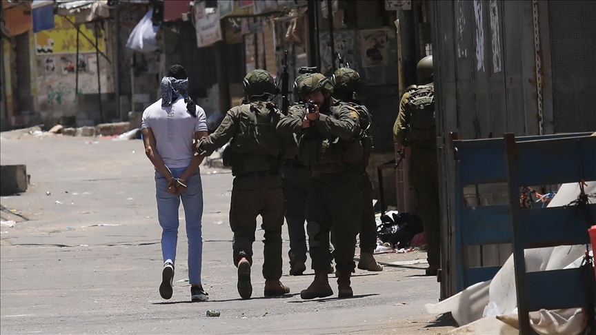 بينهم صحفي.. الجيش الإسرائيلي يعتقل 27 فلسطينيا بالضفة