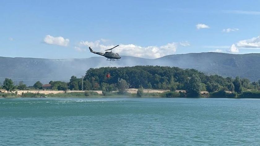 Veliki požar na jugozapadu BiH gasi helikopter Oružanih snaga