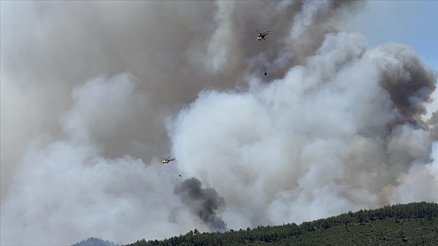 Sakarya'da ormanlık alanda başlayıp Bilecik tarafına sıçrayan yangına müdahale sürüyor