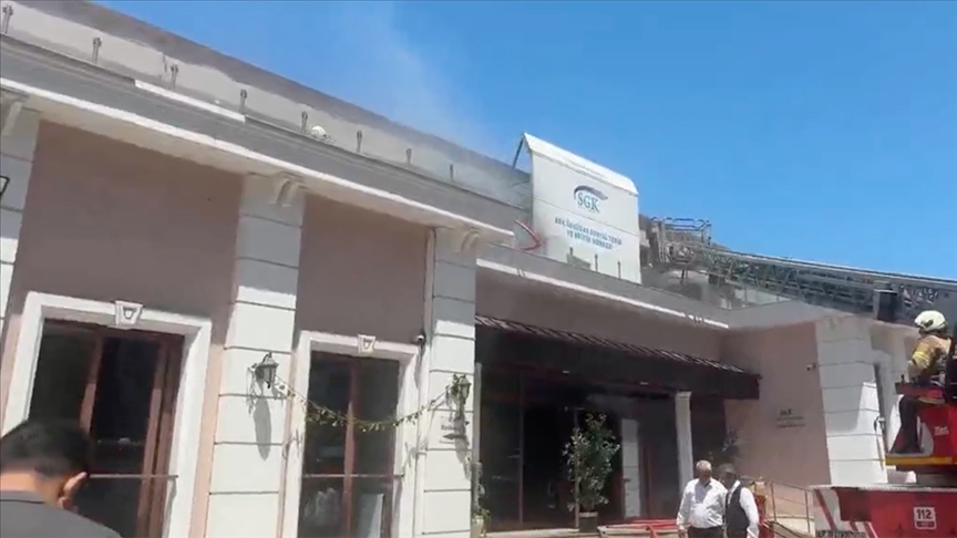 Üsküdar'da sosyal tesiste çıkan yangın söndürüldü