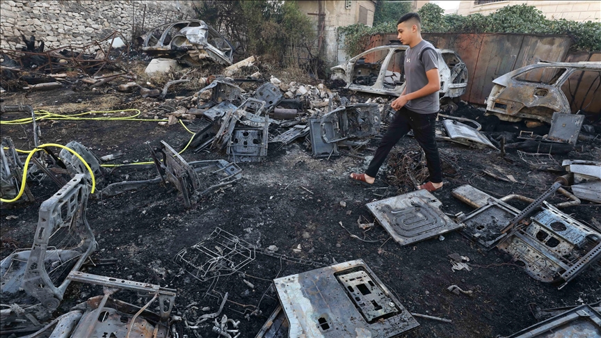Illegal Israeli settlers torch Palestinian lands in central occupied West Bank