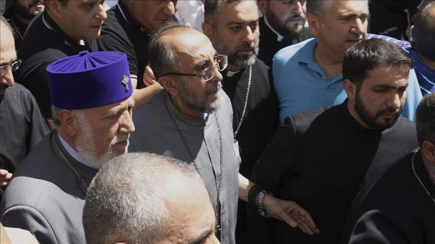 В Армении арестовали на два месяца архиепископа Микаэла Аджапахяна