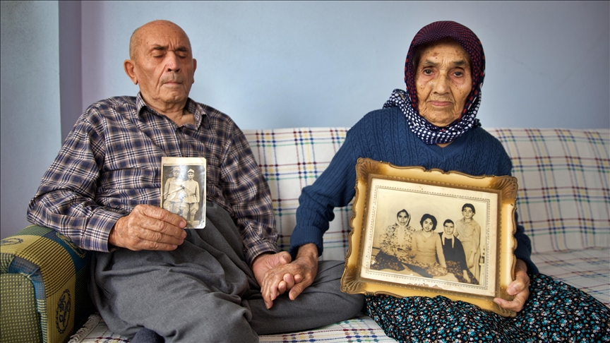 Görme yetisini kaybeden 77 yıllık eşine "ışık" oluyor