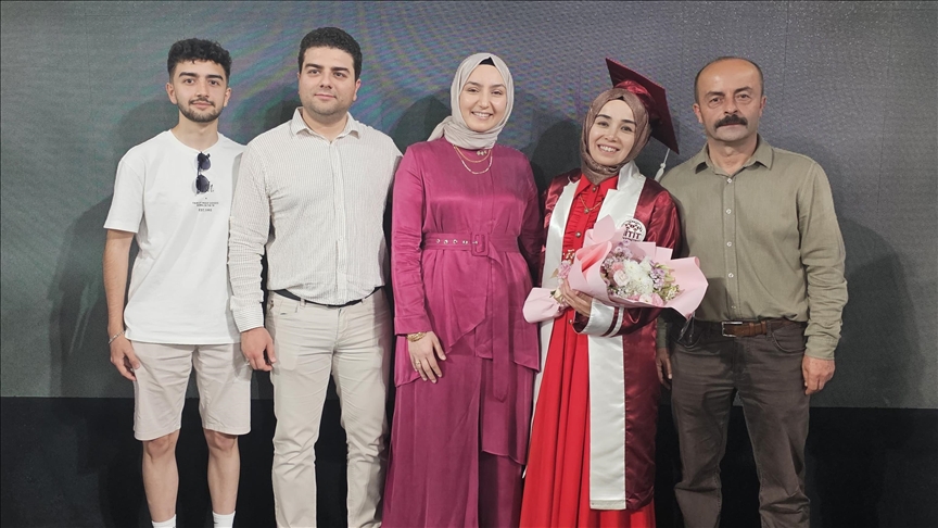 İki çocuk annesi 44 yaşındaki kadın, üniversiteden birincilikle mezun oldu