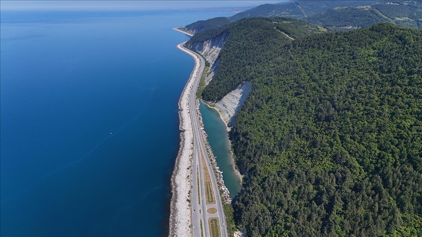 Karadeniz Sahil Yolu'nun Samsun-Sinop bölümü sürücülere doyumsuz seyir sunuyor