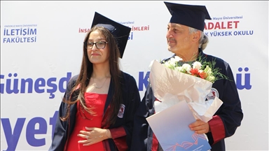 Kas hastalığı nedeniyle üniversiteye 4 yıl boyunca babasının götürdüğü öğrenci dereceyle mezun oldu