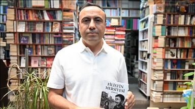 Edebiyat öğretmeni Filistin için yazdığı şiirlerden elde ettiği geliri Gazze'ye bağışladı