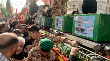 Téhéran : des milliers de personnes assistent aux funérailles des victimes des frappes israéliennes