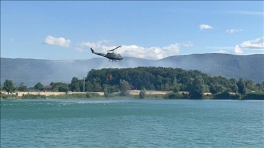 Veliki požar na jugozapadu BiH gasi helikopter Oružanih snaga