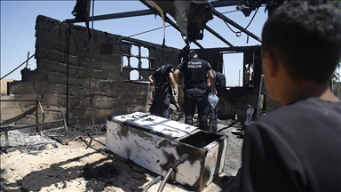 مستوطنون إسرائيليون يضرمون النار في أراض فلسطينية شرق رام الله