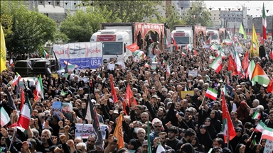 Mijëra njerëz në funeralin për viktimat e sulmeve ajrore izraelite në Teheran
