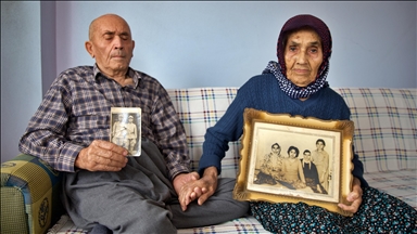 Görme yetisini kaybeden 77 yıllık eşine "ışık" oluyor