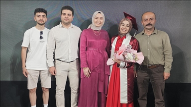 İki çocuk annesi 44 yaşındaki kadın, üniversiteden birincilikle mezun oldu