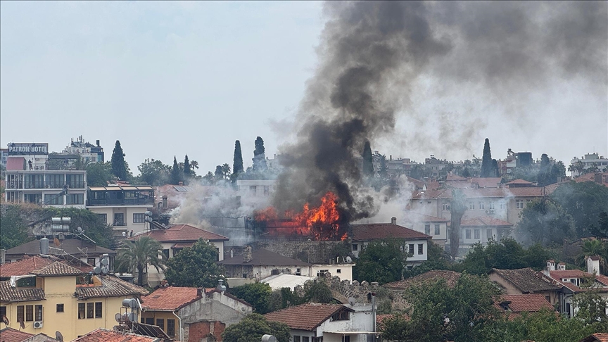Antalya'da tarihi Kaleiçi'nde çıkan yangın kontrol altına alındı