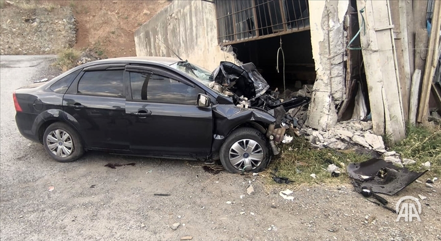 Li Bitlisê kamyonet û otomobîlek li hevdu qelibîn, di qezayê da 5 kes birîndar bûn