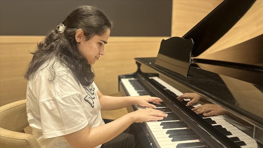 Görme engelli öğretmen adayı müziği terapiye dönüştürmeyi düşlüyor